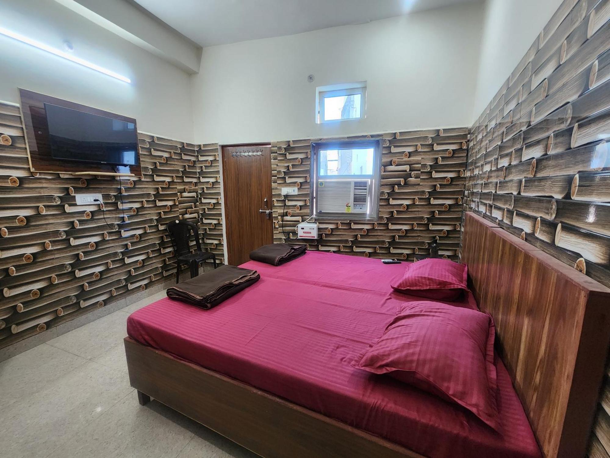Hotel Shri Radha Rani Dham, Near Iskcon And Prem Mandir 3*