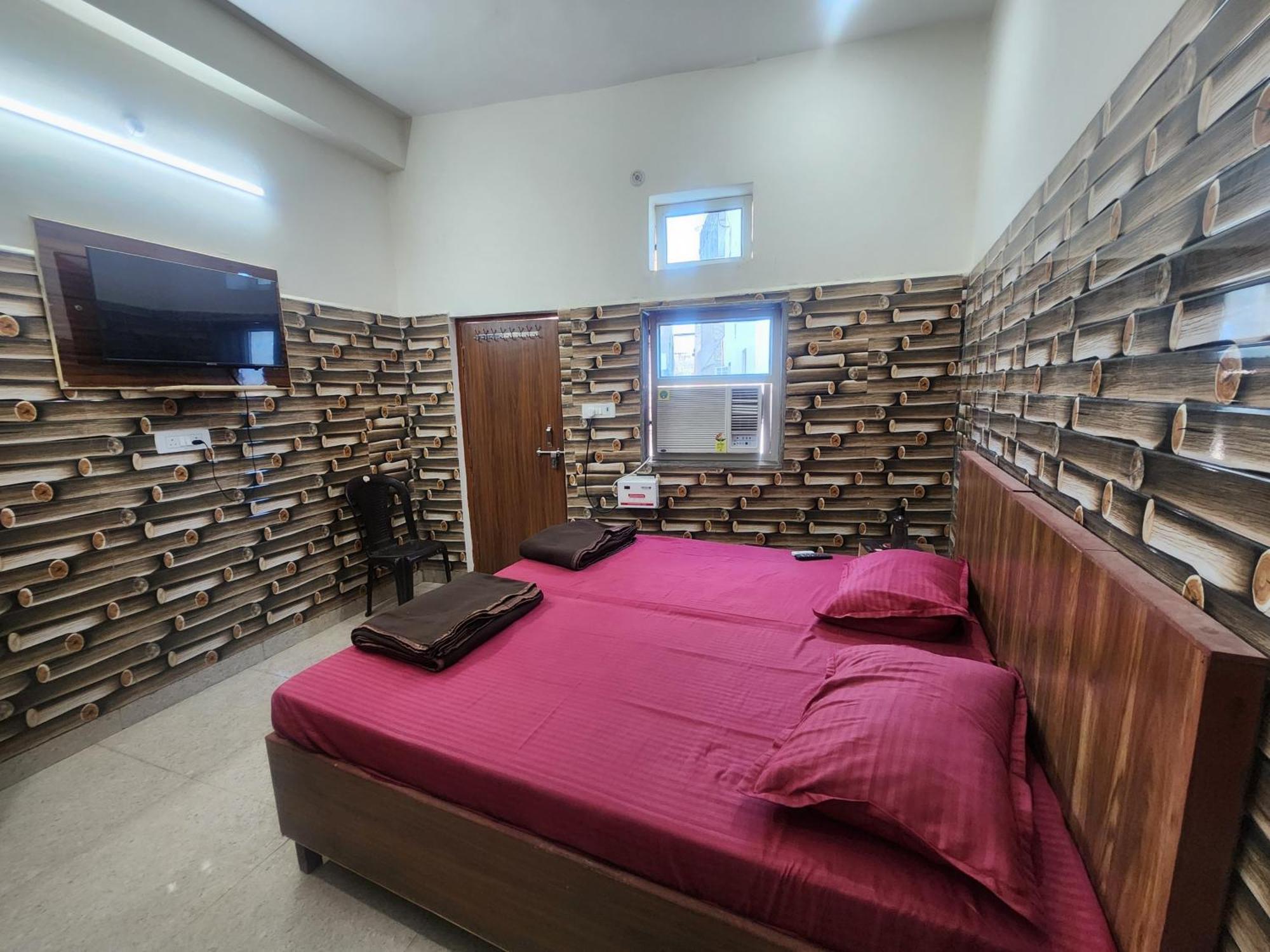 Hotel Shri Radha Rani Dham, Near Iskcon And Prem Mandir 3*