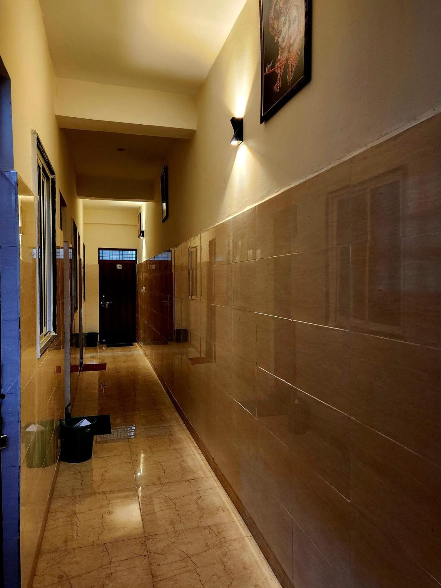 Shri Radha Rani Dham, Near Iskcon And Prem Mandir 3*
