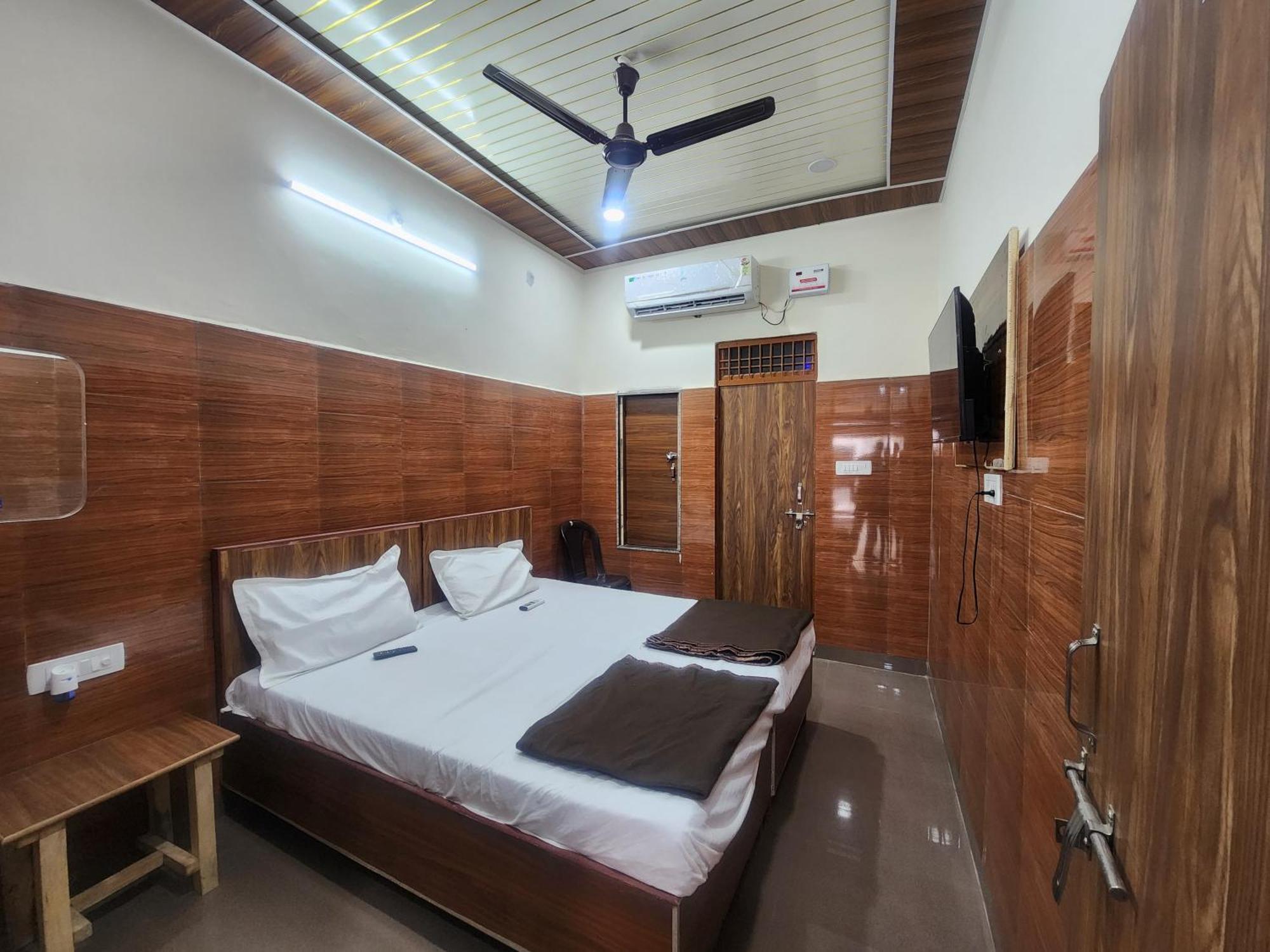 Shri Radha Rani Dham, Near Iskcon And Prem Mandir Hotel 3*